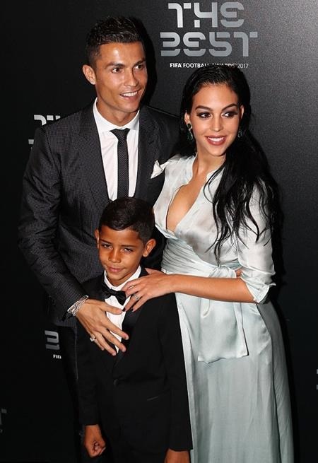 Bạn gái C.Ronaldo bầu bí vẫn tự tin tỏa sáng - 5 Georgina Rodriguez khoe bụng bầu sexy trong ngày bạn trai được vinh danh