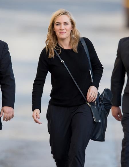 Khi các sao lớn hạ quyết tâm nói không với trang điểm - 5 Kate Winslet từ lâu đã được biết đến như là một “tượng đài” mặt mộc trong lòng fans hâm mộ. Nữ diễn viên từng tự hào chia sẻ rằng: “Tôi biết hôm nay mình có nếp nhăn trên da nhưng tôi muốn các bạn nhìn thấy hơn thế nữa. Tôi muốn nắm giữ được cái tôi chân chính và tôi muốn bạn cũng nắm giữ được chính bạn, theo cách của bạn và yêu thương bản thân theo cách mà bạn có”.