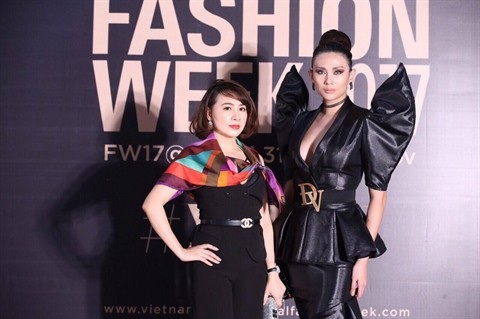 Võ Hoàng Yến diện đầm đen quyền lực của NTK Tuyết Lê - 5