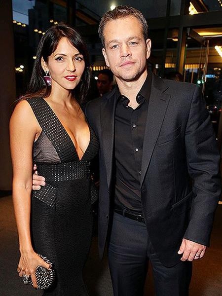 Những đôi uyên ương minh chứng cho tình yêu sét đánh - 5 Matt Damon chắc chắn cũng không thể vắng tên trong danh sách những ngôi sao từng bị “sét đánh”. Nam tài tử từng thổn thức nhớ lại lần đầu gặp gỡ bà xã Luciana: “Tôi thấy cô ấy ngang qua phòng và cứ như thể có một chùm sáng chiếu rọi xuống cô ấy, cô ấy tỏa ra một niềm vui sướng”.