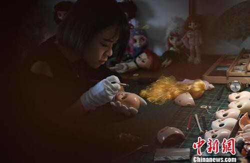 Ngồi chơi búp bê, đút túi cả chục triệu đồng - 2 “Cô giáo mỹ thuật” Hoàng Tư Lâm đang tỉ mỉ chăm chút cho sản phẩm