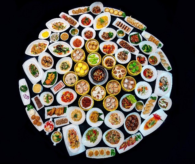 Bắt đầu năm 2018 với những kết hợp ẩm thực tinh tế lấy cảm hứng từ nhiều vùng miền tại Nhà hàng Pacifica, hay say lòng với thực đơn 100 món Quảng Đông mà điểm nhấn là những lồng dim sum sò điệp, bào ngư, cá tuyết cao cấp... Thêm vào đó, bữa tiêc đầu năm sẽ rộn ràng với các lựa chọn đồ uống đa dạng để gia đình và bè bạn cùng nâng cốc chúc mừng.