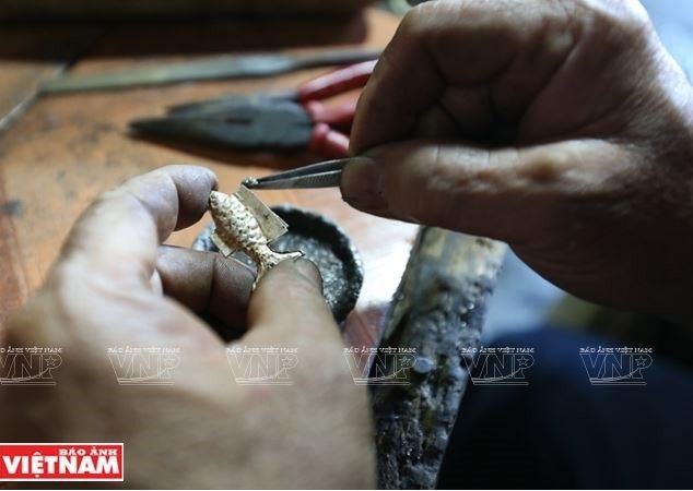 Chân dung người chạm bạc cuối cùng trên đỉnh núi Pờ Lỳ Ngài - 6 Những hình con cá, chim, cua... bằng bạc là vật trang sức ưa thích của người Nùng ở Hoàng Su Phì.