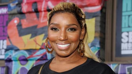 NeNe Leakes cũng chẳng hề kém cạnh các đồng nghiệp trong khoản động chạm dao kéo. Chính sao nữ này đã thừa nhận chuyện mình từng làm mũi, bơm ngực rồi sau đó quyết định thu nhỏ lại và vòng hai của Leakes cũng là được định hình nhân tạo.