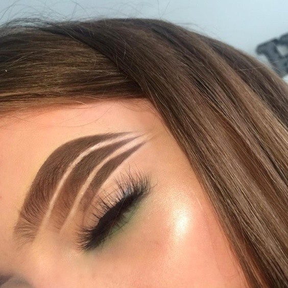 Những trào lưu lông mày khó đỡ năm 2017 - 5 Các hàng lông mày có độ dài khác nhau