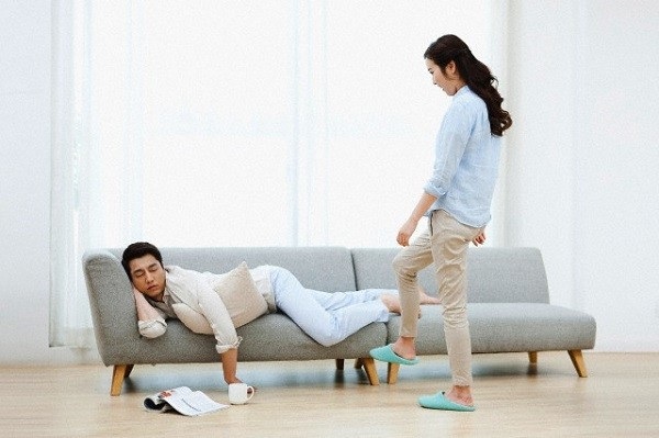 Đàn ông luôn ngụy biện cho sự vô tâm, ích kỷ của mình - 1 Những ông chồng sau khi làm việc nhớn về gia đình (Ảnh IT)