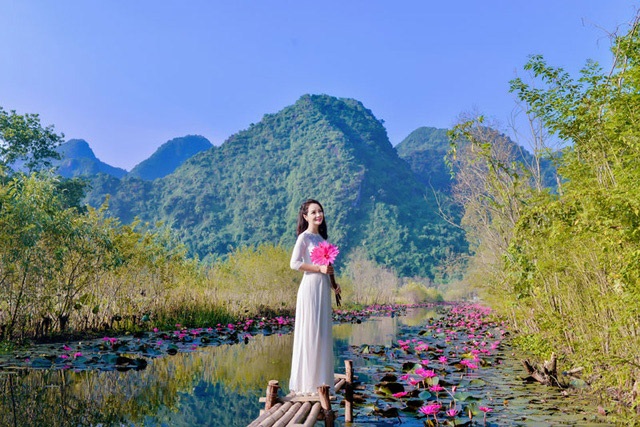 Chân dài Việt đẹp mê ly ở nơi hơn cả Tuyệt Tình Cốc - 19 Diễn viên Mai Thu Huyền chọn địa điểm chụp hình khá quen thuộc nhưng vẫn tạo được mới mẻ trong bộ ảnh ở suối Yến, chùa Hương.
