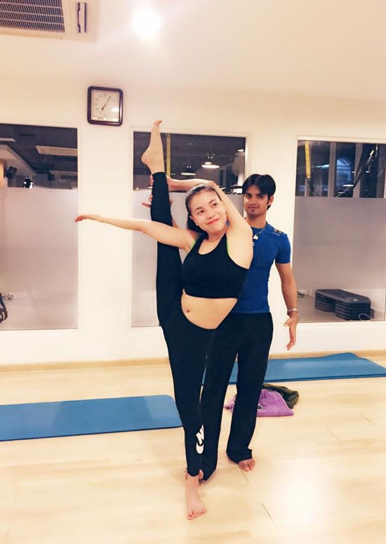 Dàn mỹ nhân trổ tài xoạc chân khoe cơ thể dẻo dai hiếm có - 19