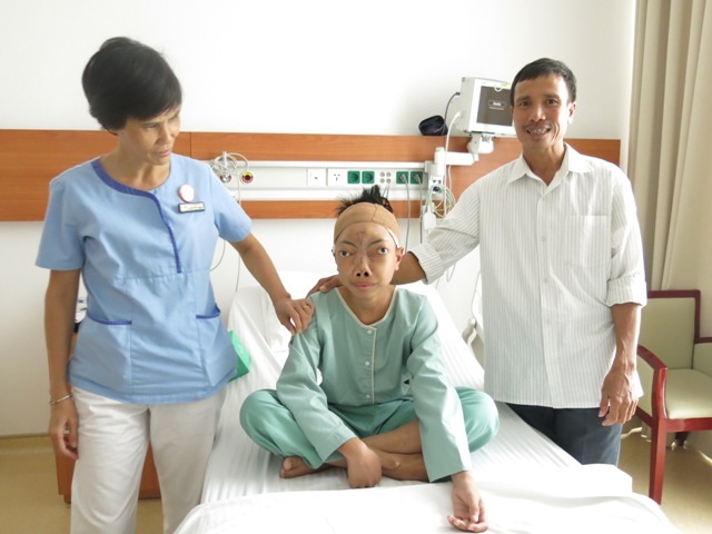 Hành trình 8 năm tìm lại cuộc đời của cậu bé 'không có mặt' - 6 Các cô điều dưỡng khoa Ngoại ở Vinmec chăm sóc và gắn bó với Tuấn dường như cũng đã trở thành người nhà của em.