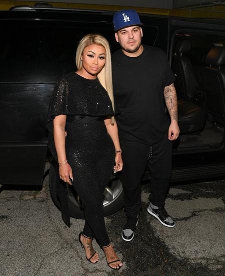 "Sao" và những cuộc tình thăng hoa trong năm qua - 6 Chỉ sau một thời gian ngắn hẹn hò, Blac Chyna và Rob Kardashian đã đính hôn với nhau. Và vào hôm 10/11 vừa qua, Blac Chyna đã sinh hạ cho em trai cô Kim “siêu vòng 3” một cô con gái đáng yêu.