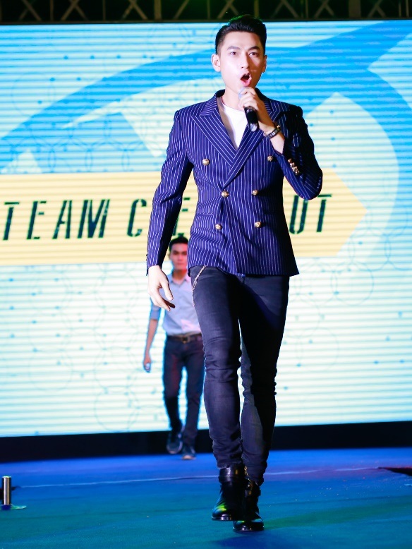 Một trong những điểm nhấn của chương trình là màn catwalk khoe thời trang tóc của 4 thành viên. Mỗi người chọn cho mình một phong cách riêng và lập thành nhóm cùng 5 bạn sinh viên khác. Isaac dẫn đầu trường phái clean-cut lịch lãm, hiện đại.