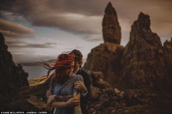 Trong bức ảnh tuyệt đẹp này là cô dâu và chú rể trong một chiều lộng gió gần bãi biển