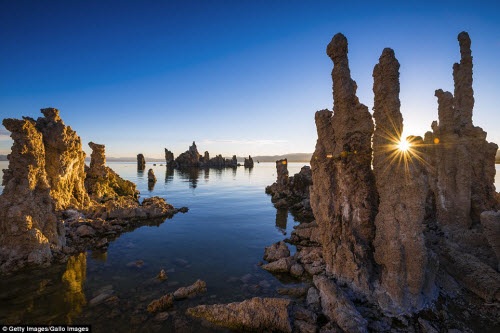 Đá ngưng thôi thạch là một dạng của đá vôi, được hình thành từ quá trình kết tủa của chất calcium carbonate trong điều kiện nước có nhiệt độ cao. Suối nước nóng cũng thỉnh thoảng tạo ra những cấu trúc tương tự.