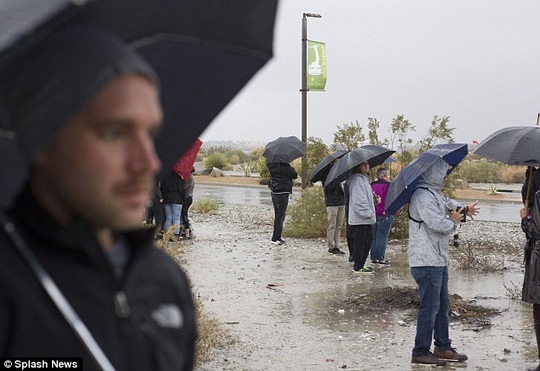 Máy bay chở ông Obama hạ cánh 3 lần bất thành - 8 Người ủng hộ chờ đón vị tổng thống yêu quý. Ảnh: Splash News