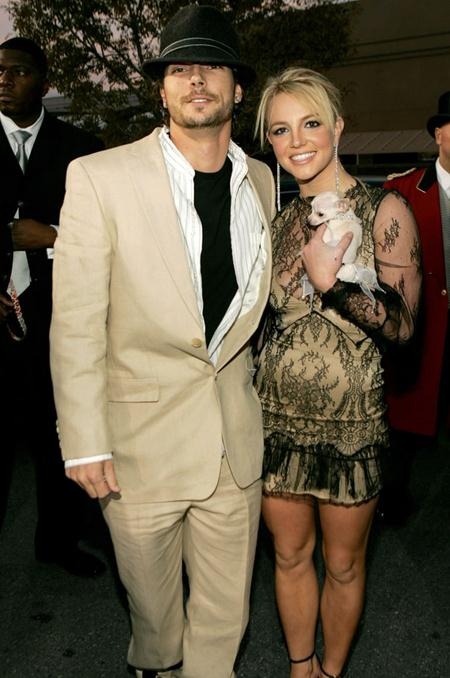 Khi các sao nữ “mê mệt” vũ công nam - 6 Có một điều khá đặc biệt là chồng cũ của Britney Spears, Kevin Federline không phải vũ công nhảy phụ họa cho “công chúa nhạc pop” mà lại chính là vũ công cho tình cũ của Britney, Justin Timberlake. Britney Spears và Kevin Federline đã chính thức nên duyên vợ chồng vào tháng 9/2004 nhưng lại nhanh chóng chia tay vào năm 2006.