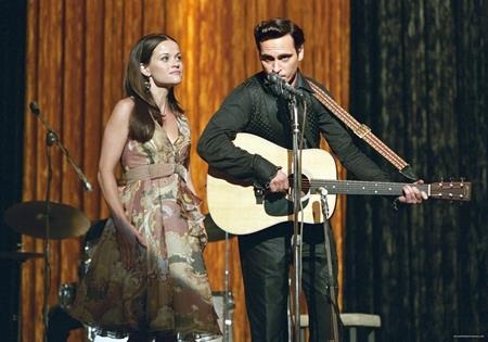 Là một bộ phim tiểu sử nhưng “Walk the Line” (2005) vẫn khắc họa thành công một tình yêu hết sức đẹp đẽ, xúc động giữa ngôi sao nhạc đồng quê Johnny Cash và bà xã June Cash