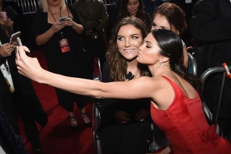Selena Gomez được fans khen vì chịu khó chụp hình giao lưu - 6 … khi thì lại chủ động nắm lấy điện thoại chụp hình…