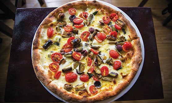 Điểm danh những nhà hàng Pizza nướng củi hiếm hoi ở Hà Nội - 6 Vỏ bánh giòn từng lớp chứ không giòn đanh như nướng bằng bếp điện