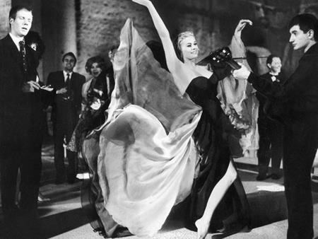 Những bộ cánh lộng lẫy nhất trong lịch sử điện ảnh thế giới - 6 Anita Ekberg đã có cho mình một trong những khoảnh khắc đẹp nhất của lịch sử điện ảnh thế giới khi chiếc váy đen của nữ diễn viên bồng bềnh mê hoặc cả bộ phim “La Dolce Vita” đồng thời “bỏ bùa” toàn bộ khán giả