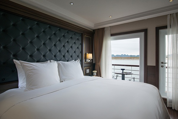 Các cabin tràn ngập ánh sáng với ban công riêng nhìn ra mặt vịnh.