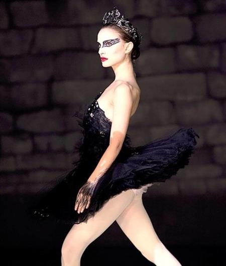 Những bộ trang phục “đỉnh của đỉnh” trên màn bạc Hollywood - 6 Bộ váy thiên nga đen của Natalie Portman trong tác phẩm cùng tên không chỉ xứng đáng là một kiệt tác của điện ảnh mà còn là kiệt tác của nền vũ kịch ballet