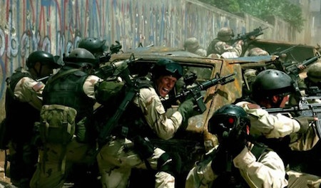 Dựa trên câu chuyện có thật liên quan đến sự can thiệp quân sự của Mỹ vào Somalia đầu thập niên 90, “Black hawk down” lấy bối cảnh đất nước Somalia điêu tàn chìm trong khói lửa vì nội chiến. Để đánh tan lực lượng của Mohamed Farrah Aidid đang chiếm giữ thủ đô Mogadishu, Mỹ đã tiến hành một chiến dịch đổ bộ vào Mogadishu bằng máy bay trực thăng với sự yểm trợ của thiết giáp nhưng chẳng ngờ đó lại chính là khởi đầu cho một cơn ác mộng.