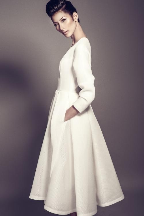 Không một công ty quản lý nào đỡ đầu, Hoàng Thùy gần như tự thân vận động tìm kiếm các show diễn quốc tế để gửi hàng trăm email xin casting. Gần 2 năm miệt mài, email của nhà thiết kế Jean-Piere Braganza mời Hoàng Thùy sang Anh casting đã chính thức giúp sự nghiệp người mẫu của cô rẽ sang hướng mới.