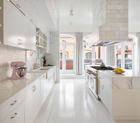 Chiêm ngưỡng siêu căn hộ hơn 200 tỉ đồng của “bạn gái Người Sắt” - 6 Căn bếp đơn sắc thực sự là một điểm nhấn khó quên của căn hộ