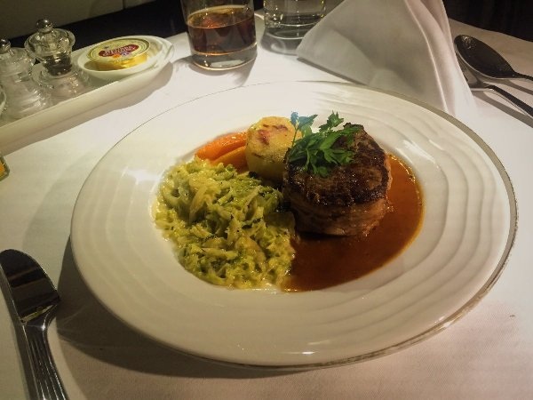 Bên trong khoang hạng nhất của hãng hàng không tốt nhất thế giới - 6