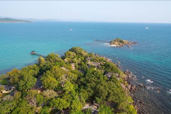 Nam Nghi Resort - Khu nghỉ dưỡng đắt giá nhất Phú Quốc chuẩn bị khai trương - 7 Rock Sunset Island Bar – địa điểm ngắm hoàng hôn đẹp nhất Việt Nam, nằm trên một đảo nhỏ riêng biệt cách bán đảo chính chỉ 5 phút đi thuyền.