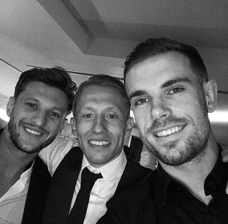 Gerrard bất ngờ hội ngộ cùng dàn sao của Liverpool - 6 Bộ đôi Jordan Henderson, Adam Lallana thân thiết chụp hình cùng nhân vật chính của bữa tiệc, Lucas Leiva