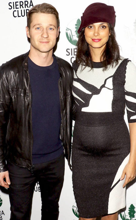 Chỉ hai tháng sau khi tuyên bố ly dị ông xã Austin Chick, nữ diễn viên Morena Baccarin đã vui mừng thông báo chuyện mình sắp có con với người đồng nghiệp Ben McKenzie. Điều này đã khiến Austin Chick hết sức tức giận nhưng cuối cùng, Morena Baccarin vẫn có được một tổ ấm hạnh phúc cùng Ben McKenzie.