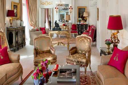 Sao và những chốn nghỉ ngơi sang trọng khó cưỡng - 6 Ghé thăm Paris, nước Pháp thì khách sạn Plaza Athénée chắc chắn là sự lựa chọn hàng đầu của Anna Wintour, Johnny Depp và Penelope Cruz. Thậm chí, nơi đây còn từng làm bối cảnh cho mùa cuối series ăn khách “Sex and the city” và khỏi nói cũng biết, Sarah Jessica Parker, nữ diễn viên chính của bộ phim đã “mê mẩn” nơi này đến nhường nào.