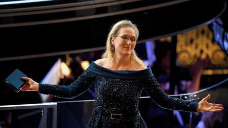 Hồi năm 1976, Meryl Streep vẫn chưa phải là ngôi sao thành công bậc nhất Hollywood như hiện tại. Và khi tham gia vào buổi thử vai cho phim “King Kong” của nhà sản xuất người Ý Dino De Laurentiis, Meryl Streep đã có một trải nghiệm hết sức khó quên: “Tôi bước vào và con trai ông ta cũng ở đó, đang rất vui mừng vì chính anh ta đã mang tới một diễn viên mới như tôi. Và rồi ông bố đã nói với anh ta, bằng tiếng Ý, và tôi hiểu được tiếng Ý, ông ta đã nói: “Sao con lại mang tới cho bố cái thứ xấu xí này?”. Và cực kì điềm tĩnh đối với một cô gái trẻ, tôi đã nói với ông ta rằng: “Tôi hiểu những gì ông đang nói. Tôi xin lỗi vì không đủ xinh đẹp để đóng King Kong””.