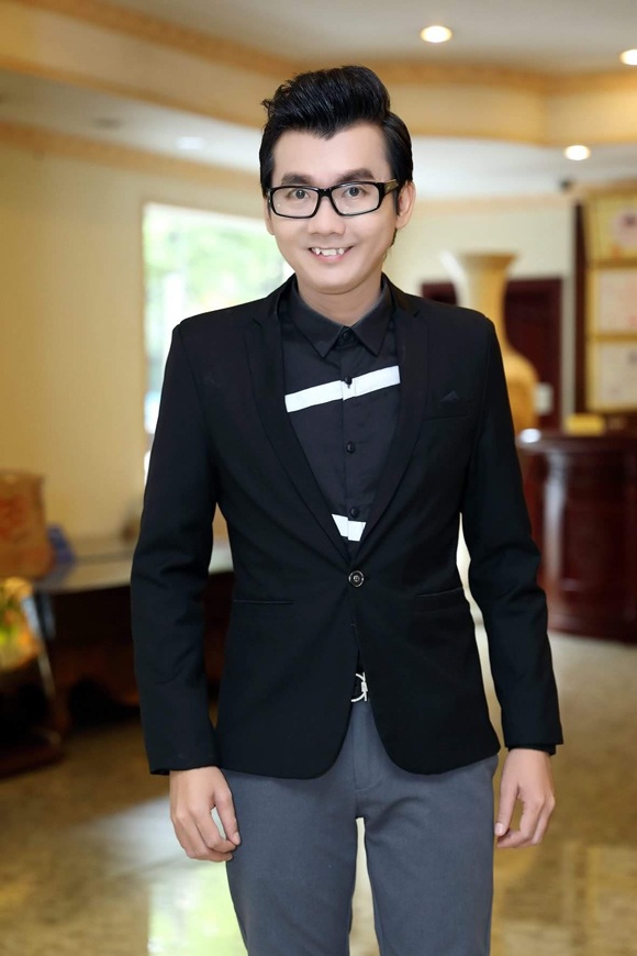 Á vương Ký Quốc Đạt hào hứng chụp hình bìa cho Ấn phẩm Kết nối doanh nhân Tháng 6