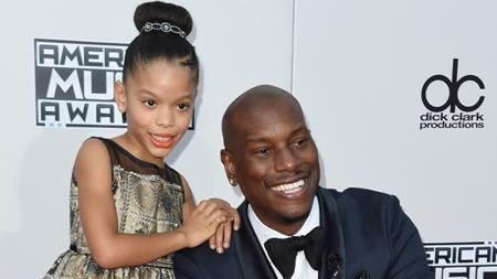 Ngọt ngào khi “sao” hết lòng chiều chuộng con cái - 6 Ngôi sao của loạt phim “Fast and the Furious”, Tyrese Gibson còn “chơi trội” đến mức mua hẳn một hòn đảo mang tên “Love” để tặng cho con gái Shayla. Khi Tyrese Gibson xuất hiện trên thảm đỏ American Music Awards 2015, cô con gái Shayla cũng đặc biệt được đi cùng ông bố nổi tiếng.
