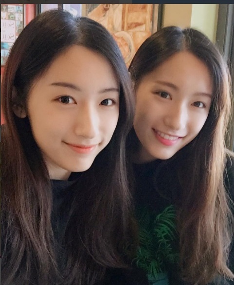 Cặp song sinh 23 tuổi xinh đẹp cùng tốt nghiệp ĐH Harvard danh tiếng - 6
Không nhiều người nhận ra đâu là chị, đâu là em.