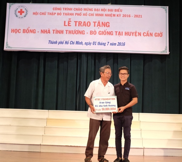 Thạch Aga: Producer tài năng đứng sau thành công các phim ngắn Việt - 6
Anh cũng thường xuyên thực hiện các chương trình từ thiện giúp đỡ các mảnh đời khó khăn.