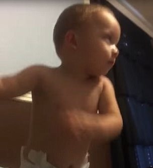 Đang ngủ, bé trai bật dậy để nhảy bài hát yêu thích - 6 Vừa mặc tã vừa nhún nhảy nhiệt tình theo điệu nhạc