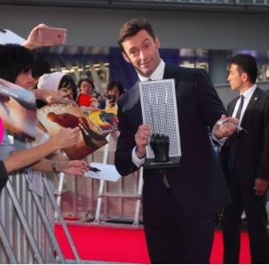 Những khoảnh khắc hài hước khiến “sao” chỉ muốn độn thổ - 6 Hugh Jackman tự hào chụp hình với chính bộ vuốt của mình