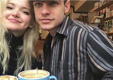 Những mối tình kẹo ngọt từng nảy nở dưới mái nhà Disney - 6 Dove Cameron và Thomas Doherty cũng nhanh chóng bén duyên nhau khi đóng chung trong bộ phim “Descendants 2” hồi năm 2016. Đến tháng 2 nay năm, Dove đã chính thức lên tiếng xác nhận chuyện tình cảm.