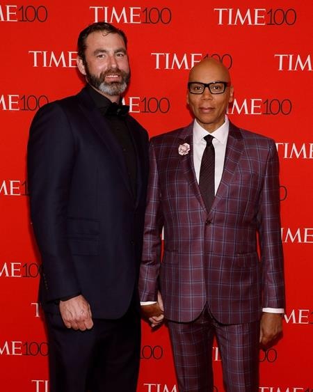 Khi các sao Hollywood mãi mới “thoát ế” - 6 Sau 23 năm gắn bó bền chặt, cặp đôi RuPaul - Georges LeBar đã bí mật làm đám cưới hồi đầu năm nay và RuPaul giờ đã 56 tuổi.