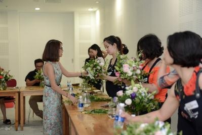 Tại sao VCCA hấp dẫn cho công chúng yêu nghệ thuật đương đại? - 6 Hàng tuần, VCCA còn cuốn hút bởi hàng loạt hoạt động hướng tới công chúng như các buổi học nghệ thuật cắm hoa, vẽ tranh trên vải... Không đòi hỏi học viên có năng khiếu, chỉ cần có đam mê và niềm yêu thích, bạn sẽ tìm thấy những trải nghiệm đầy bất ngờ về sự sáng tạo của bản thân dưới sự hướng dẫn tận tình của các giảng viên.