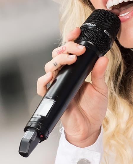 Khi sao để lộ những hình xăm đẹp mê hồn - 7 Trên tay của Miley Cyrus có khá nhiều hình xăm ấn tượng, từ trái tim, người ngoài hành tinh cho tới cả một miếng dưa hấu