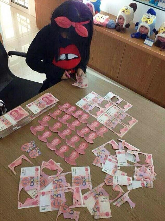 Bạn đã bao giờ phát điên với những trò quậy này của bé hay chưa? - 6
Hằn là đau... như bị rút máu khi lỡ hớ hênh tiền bạc để con chơi thế này