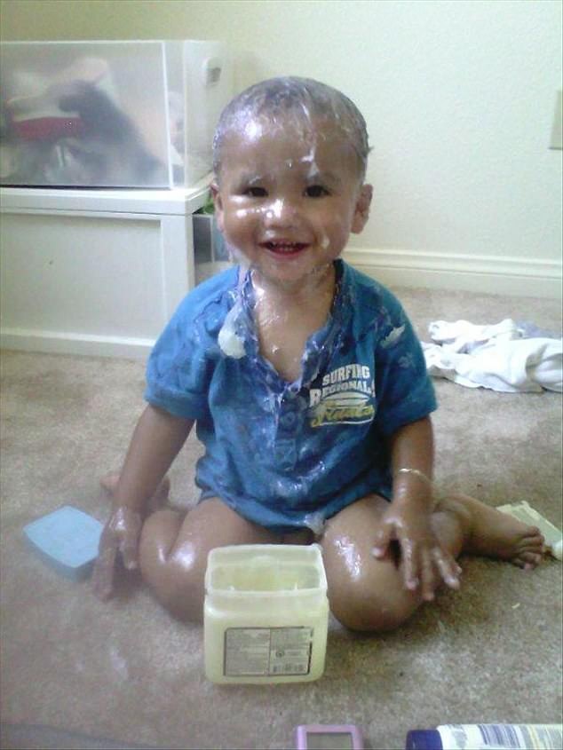 Chùm ảnh vui: Những em bé siêu quậy - 6 Một hũ Vaseline đã đi tong, bù lại con có vẻ ngoài vô cùng bóng bẩy