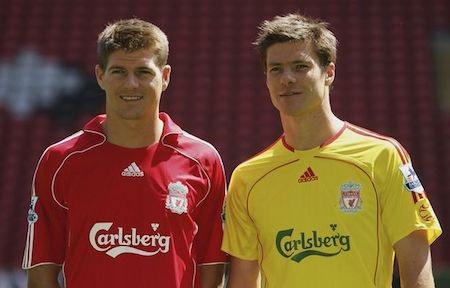 Những tình bạn đẹp đáng ngưỡng mộ trong làng túc cầu - 6 Steven Gerrard và Xabi Alonso thực sự là những đối tác ăn ý trong thời kì đỉnh cao của Liverpool. Kể cả sau này, khi mỗi người một phương trời thì hai chàng cầu thủ vẫn luôn nhớ về nhau và ngày Gerrard nói lời tạm biệt với sân Anfield, Alonso cũng không thể giấu nổi niềm xúc động dành cho “người hùng, người đồng đội” của mình.