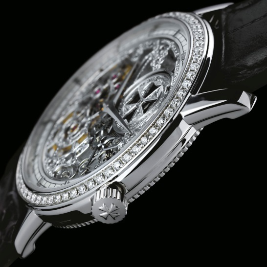 Chiêm ngưỡng vũ trụ thu nhỏ qua siêu phẩm Vacheron Constantin 12 tỉ đồng - 6 Bộ đôi Traditionelle Openworked và Traditionelle Openworked Small Model lần lượt hai chiếc đồng hồ có bộ máy tự động mỏng nhất (2.45mm) và bộ máy lên cót tay mỏng nhất (1.64mm) trên thị trường với bộ máy lộ cơ có mức độ hoàn thiện cao.
