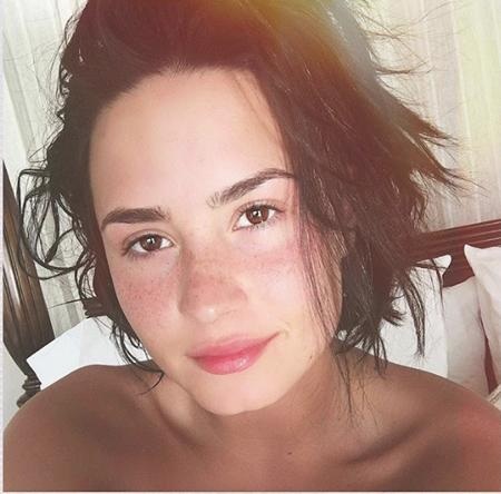 Ngắm mặt mộc quá đỗi xinh đẹp của các “sao” - 6 … hay để mặt mộc, Demi Lovato đều trông rất xinh đẹp