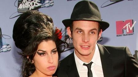 Khi các sao lớn cũng “thua sấp mặt” trong canh bạc hôn nhân - 6 Nữ ca sĩ quá cố Amy Winehouse thực sự đã phải gánh chịu rất nhiều hệ lụy xấu từ cuộc hôn nhân với Blake Fielder-Civil. Nhiều fans hâm mộ cáo buộc rằng chính Blake đã khiến Amy nghiệp ngập và gián tiếp gây ra cái chết cho nữ ca sĩ. Tuy vậy, Blake lại cho rằng mình không phải chịu trách nhiệm với cuộc đời của vợ cũ. Lý giải về sự tuột dốc, khủng khoảng của Amy Winehouse, Blake biện minh rằng cả hai chỉ “tìm thấy nhau” và trước đó, nữ ca sĩ cũng chẳng hề sống hạnh phúc.